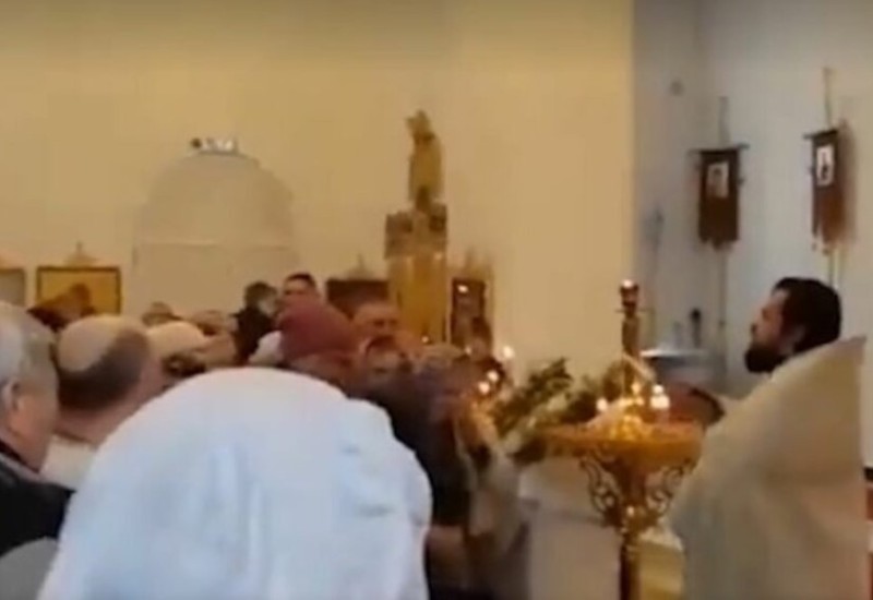 Sveštenik crijevom "tuširao" prisutne na liturgiji (VIDEO)