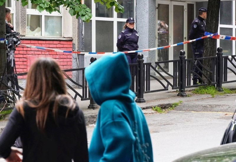 Učenik Ribnikara prijetio nožem, stavljao na TikTok uznemirujuće snimke