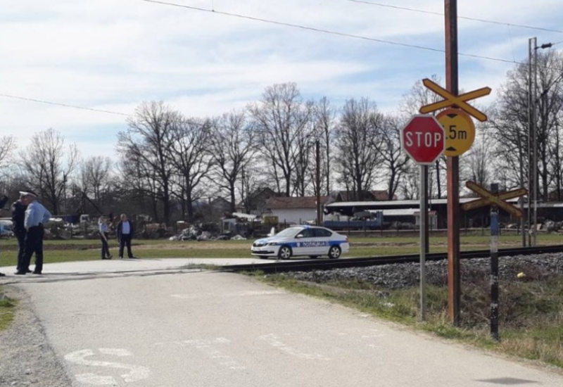 Detalji nesreće u Prijedoru: Na pružnom prelazu život izgubio mladić