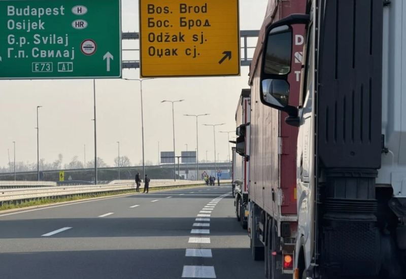 Kolone kamiona na pojedinim graničnim prelazima, počeli protesti prevoznika