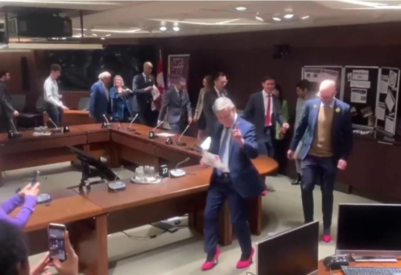 Kanadski političari prošetali u štiklama i razbjesnili žene: Ovo je cirkus i šamar za sve nas