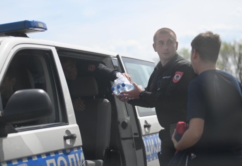 Pristiglo nekoliko hiljada ljudi! Gužva u Donjoj Gradini, policija djeci dijelila vodu