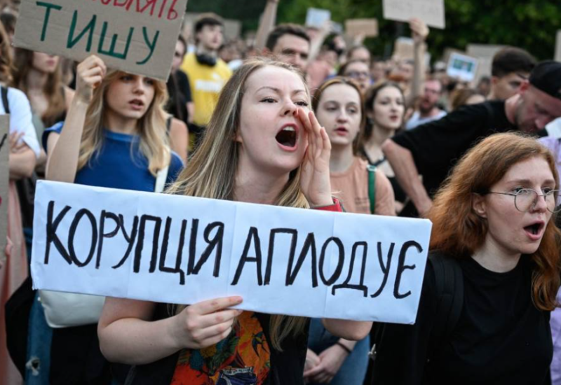 Zelenski potpisao kontroverzni zakon, ljudi izašli na ulice: Najveći protest u Kijevu od početka rata