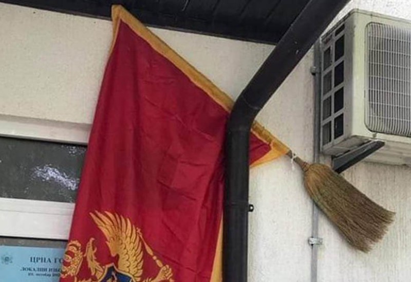 Crnogorska zastava na biračkom mjestu okačena na metli