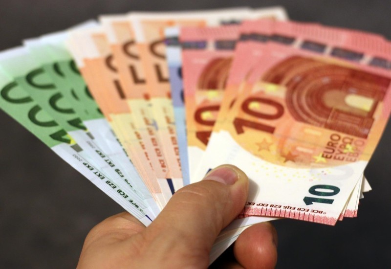 Službenici od državljanina Srbije na aerodromu oduzeli 19.900 evra