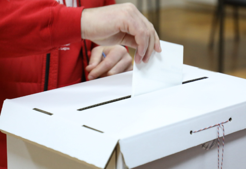 U Sloveniji zatvorena birališta