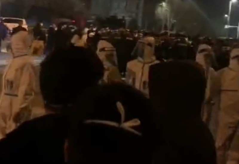 U najvećoj fabrici "ajfona" radnici revoltirani, sukobili se sa policijom