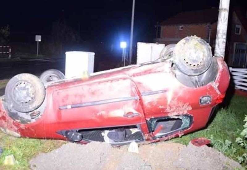 Automobil završio na krovu, tri osobe povrijeđene