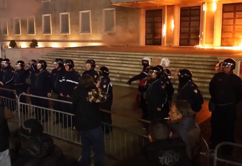 Haos u Tirani: Molotovljeve koktele bacali na rezidenciju Edija Rame