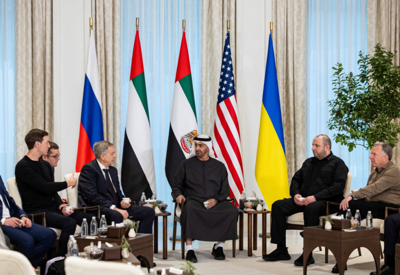 Nastavljaju se trilateralni razgovori u Abu Dabiju - više od tri sata iza zatvorenih vrata trajala je prva runda