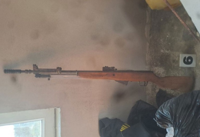 Pronađena opojna droga i vatreno oružje prilikom pretresa u Kozluku