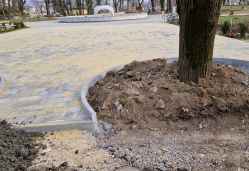 Betonski krugovi na trotoaru! Stanivuković pravda: Dešava se, nije svijet stao