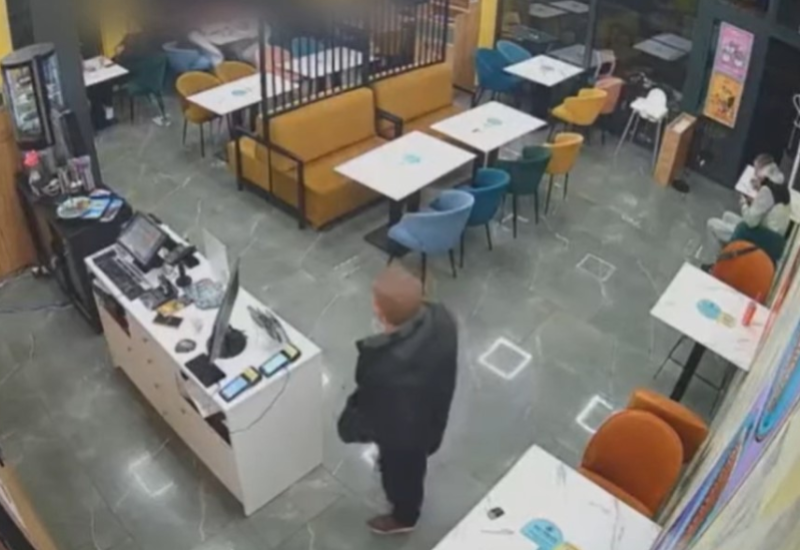 Nevješti lopov: Ukrao cigarete i telefon, a zaboravio torbicu sa dokumentima (VIDEO)