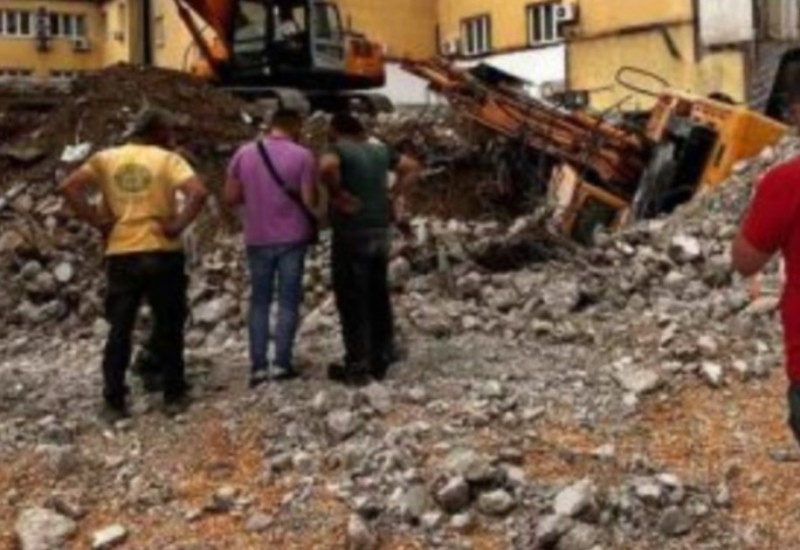 Neobična scena na gradilištu u Banjaluci: Propao bager kod Palasa