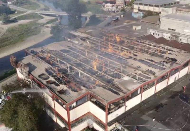 Izgorjela gotovo cijela hala „Celeksa“, borba sa plamenom još traje