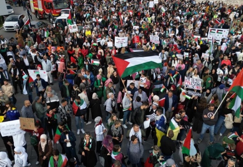 Zastava “Islamske države” na sarajevskom skupu podrške Palestini (VIDEO)