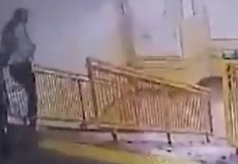 Uznemirujuće! Tinejdžer se prikrada djevojčici iza leđa i puca joj u glavu! VIDEO