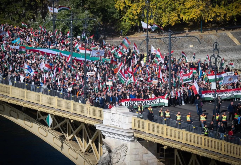 "Probudite se, izbacite BRISELSKU INFUZIJU" Budimpešta na nogama, desetine hiljada ljudi na ulicama, poručili da NEĆE GINUTI ZA UKRAJINU