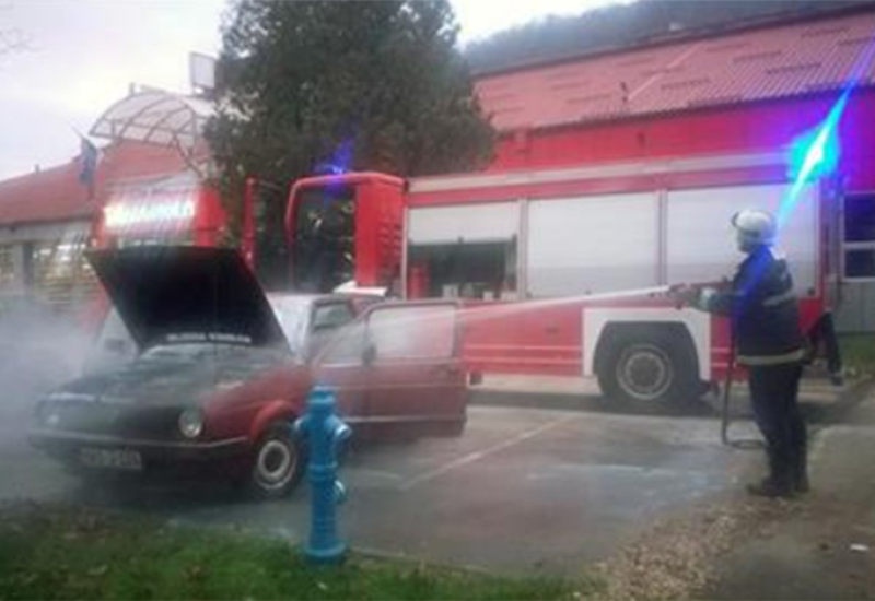 Golf dva gorio na parkingu