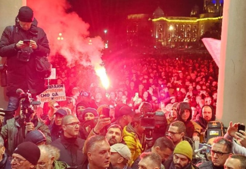 Blokiran centar Beograda: Učesnici protesta razvalili vrata Skupštine grada, oglasio se i Vučić