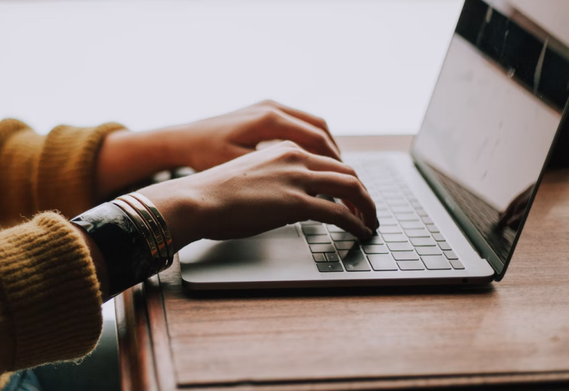 Prevarili građane kupovinom na internetu i skinuli im sav novac sa računa