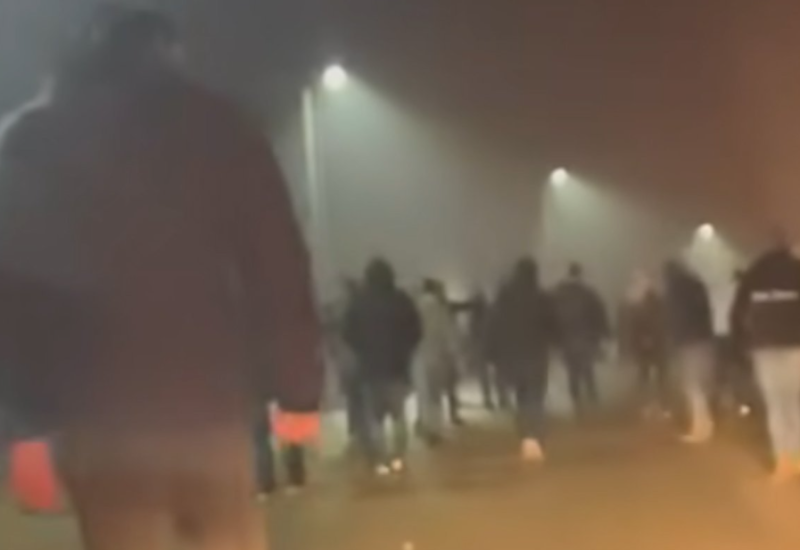 Jezivi snimak iz Tuzle: Torcida palicama kreće na Delije (VIDEO)
