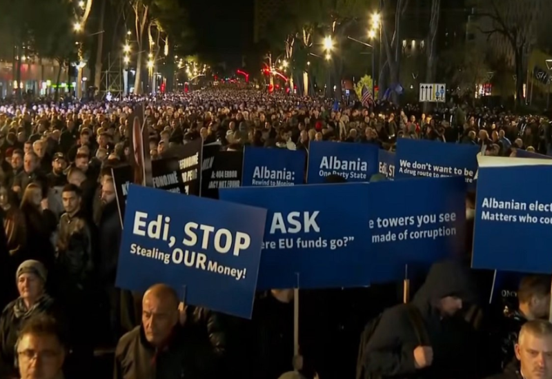 Neredi u Tirani: Uhapšeno više osoba, povrijeđeno 11 policajaca