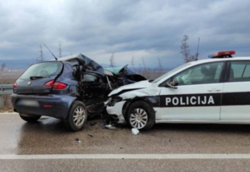 Teška saobraćajka: Poginula jedna osoba, tri policajca povrijeđena (VIDEO)