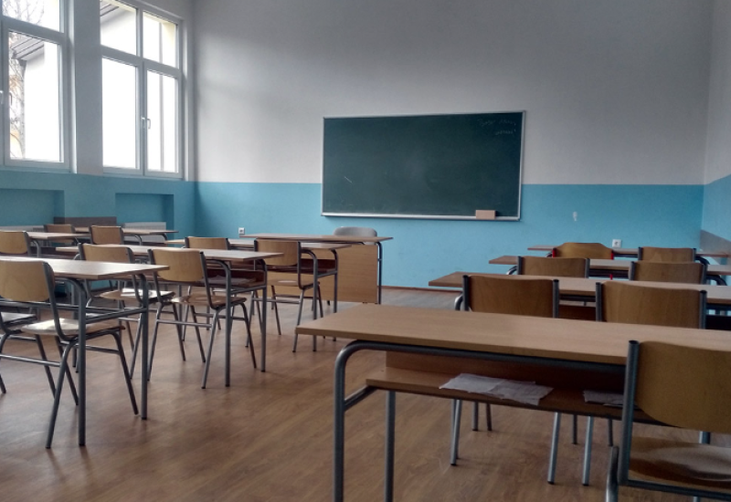 Drama u Grockoj: Otac upao na čas, udario sina i odveo ga