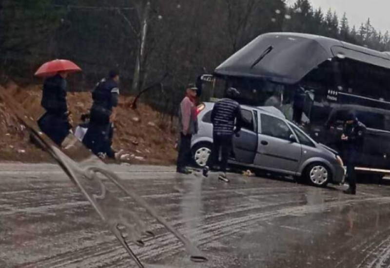 Šest osoba povrijeđeno u sudaru: Automobil podletio pod autobus sa igračima Veleža