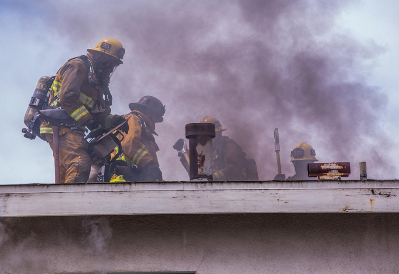 Osam lica hospitalizovano zbog gušenja dimom