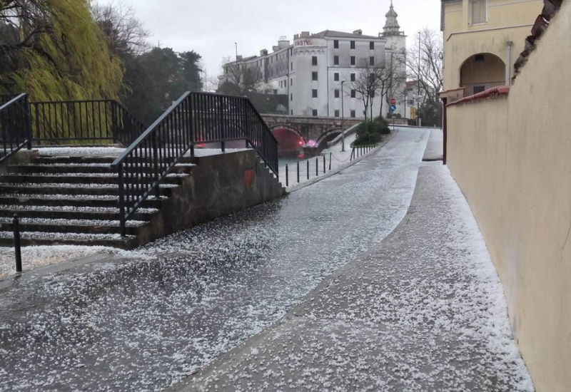 Grad zabijelio ulice na Kvarneru (FOTO)