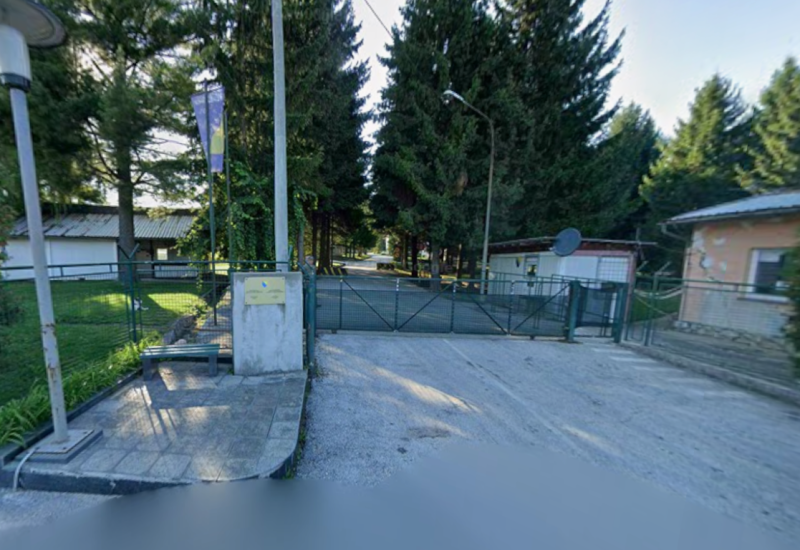Grafiti na kasarni u Pazariću direktan udar na institucije i sigurnost građana