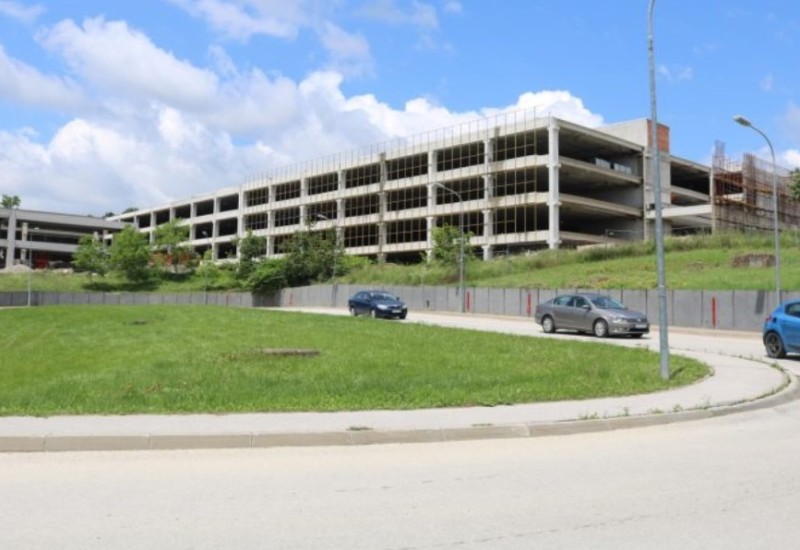Blokirani računi firme koja gradi garažu UKC-a