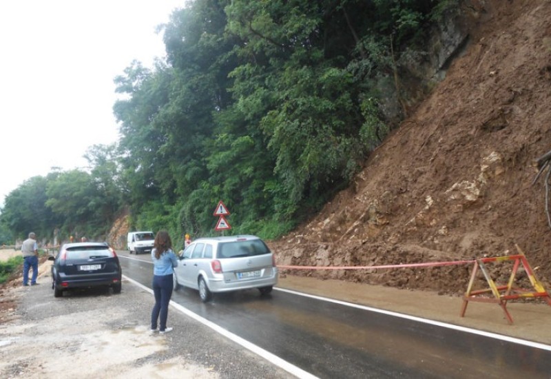 Saobraćaj slabijeg intenziteta, kolovozi mokri