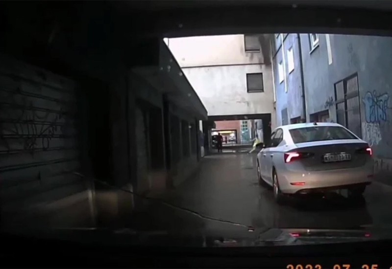 Urušio se krov zgrade u Novom Sadu, dječaci se spasili u posljednji čas (VIDEO)