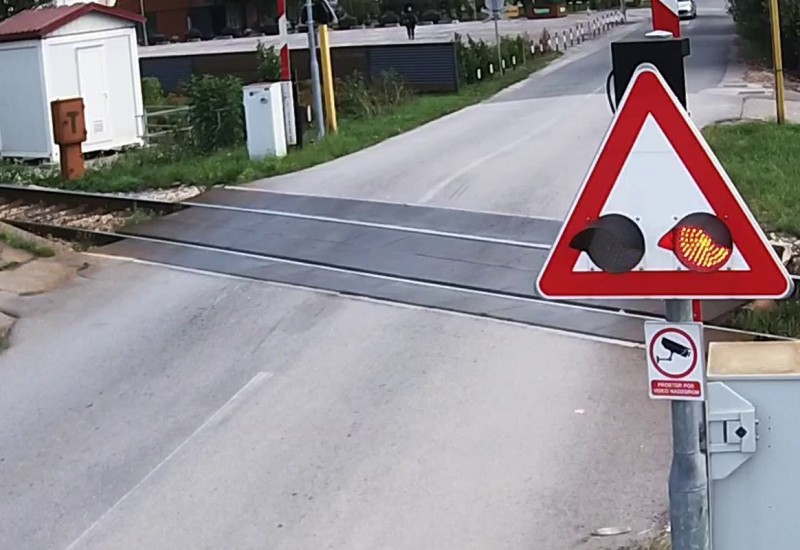 Novi slučaj zaglavljivanja auta između rampe u Banjaluci dok je nailazio voz (VIDEO)