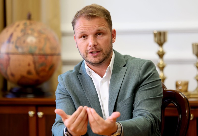 Stanivuković ponovo pokazao elementarno neznanje: Knez Lazar, po njegovom, u ruci drži – kosovski zavjet