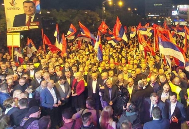 "Otadžbina zove": Veličanstvena povorka stigla na Trg Krajine, u toku obraćanja zvaničnika