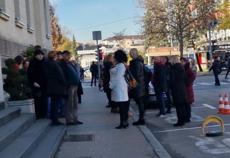 Radnici ZIBL-a pred Gradskom upravom, mjesecima rade bez plate