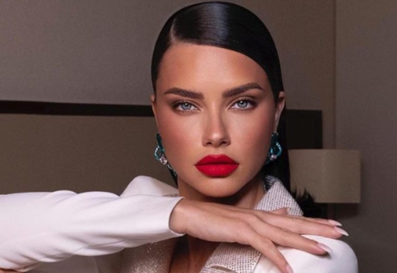 Adriana Lima pozirala sa zastavom Srbije (FOTO)