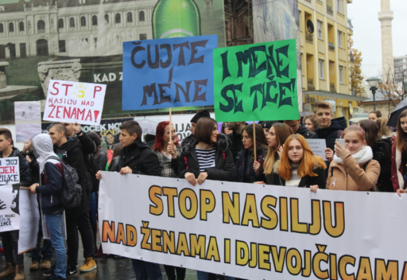 Mirna šetnja u Tuzli u znak borbe protiv nasilja nad ženama
