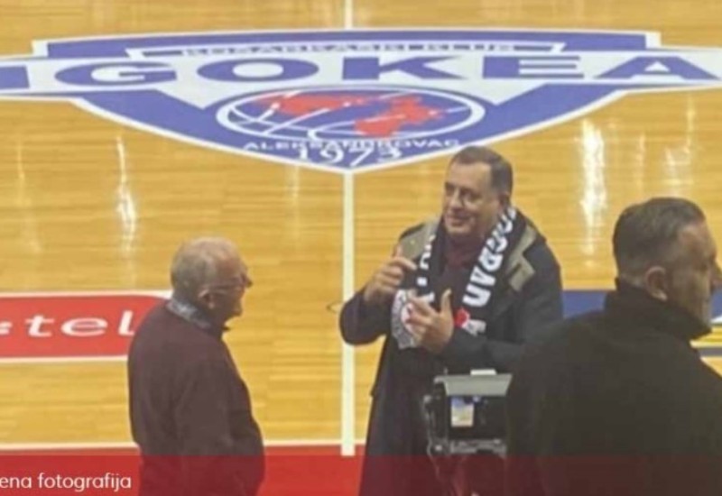 Dodik na meču Igokee i Partizana sa crno-bijelim šalom