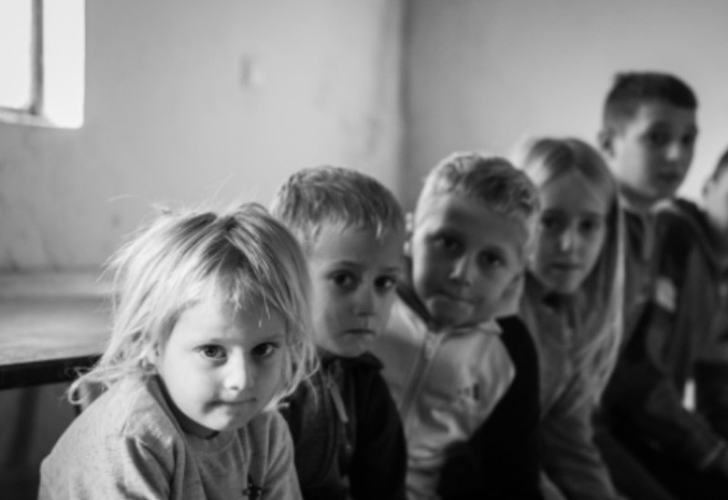 “Tu se i kupamo i jedemo!” – Zlatnom kosom, mali Radivojevići prkose crnilu u kući