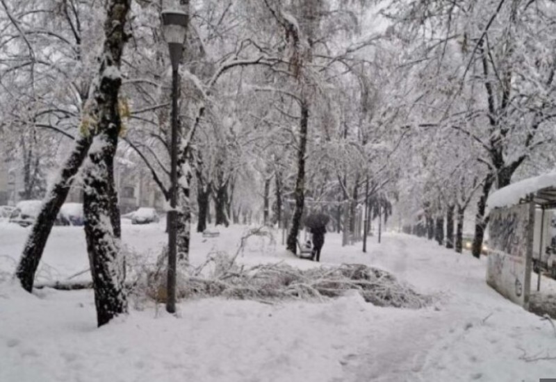 Treći dan snježnih padavine ništa novo: Ulice i trotoari u Banjaluci i dalje zatrpani