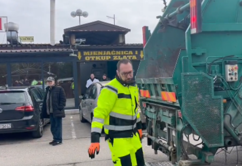 Radnici Čistoće prekinuli štrajk: Tomašević s njima čistio gradske ulice (VIDEO)
