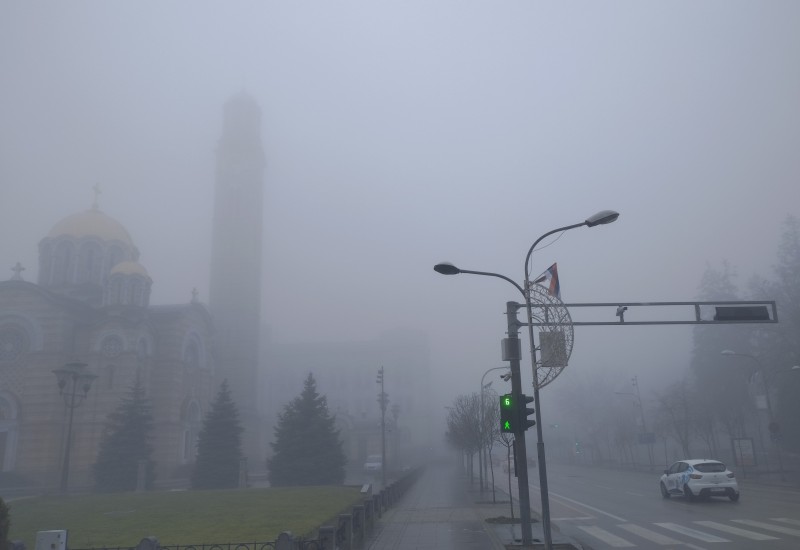 Grad obavijen gustom maglom i nezdravim vazduhom