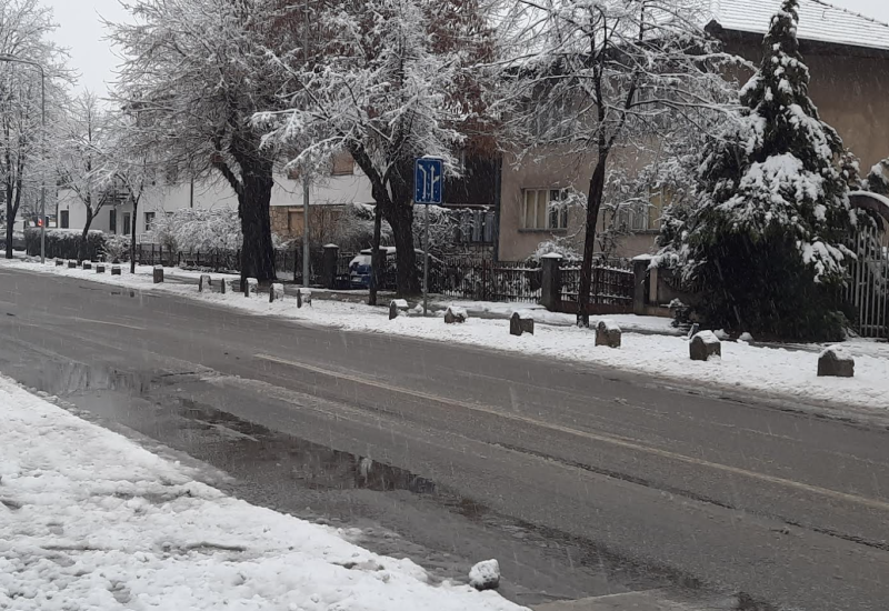 Vozači oprez: Zbog snijega putevi klizavi, saobraćaj usporen