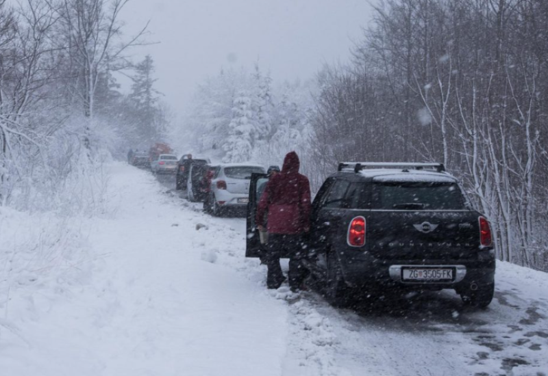 Snijeg okovao Hrvatsku: Upaljen crveni meteoalarm, putevi zakrčeni