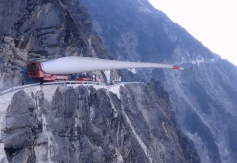 OPASNO: Kinezi prevoze teret od 20 tona uskim putem na vrh planine (VIDEO)